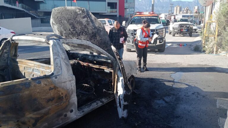 Sofocan incendio de vehículo en Monterrey