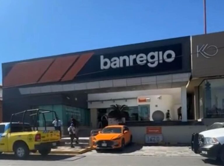 Mujer asaltada al llegar a banco en Cumbres, le roban 100 mil pesos