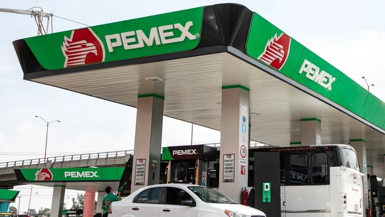 Precios de gasolina bajan en México: 81% de las gasolineras cumplen con el pacto