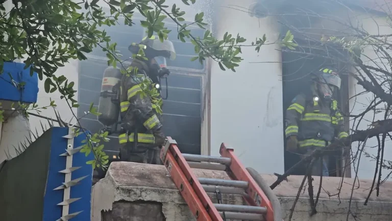 Mujer causa incendio en su casa en Monterrey y vecinos son evacuados