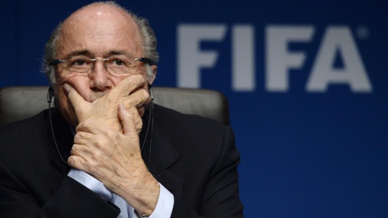 El escándalo de Blatter y Platini revive: la sombra de la corrupción los persigue
