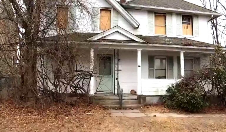 Madrastra mantiene a hombre cautivo durante dos décadas; él escapa tras prender fuego a su habitación
