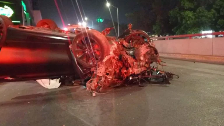 Conductor sale ileso tras volcar su auto al chocar contra muro en San Pedro