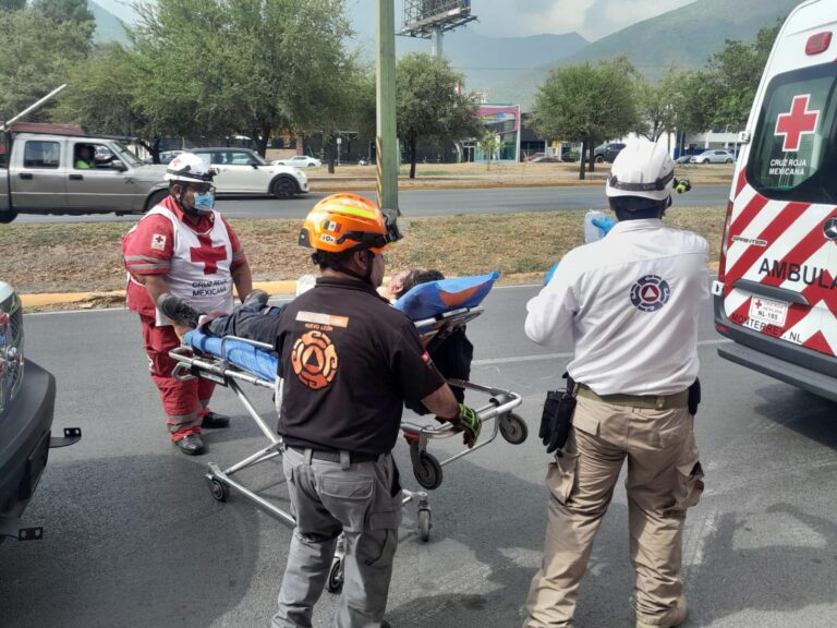 Persona lesionada tras caer desde una altura de 6 metros en Monterrey