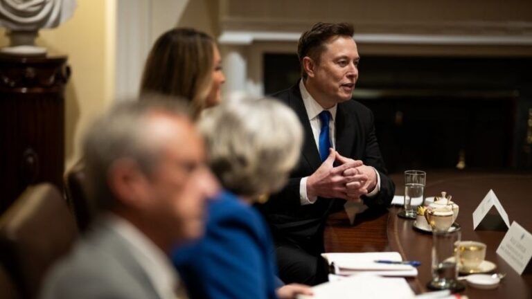 Trump limita el poder de Elon Musk en el gobierno, le prohíbe tomar decisiones sobre personal