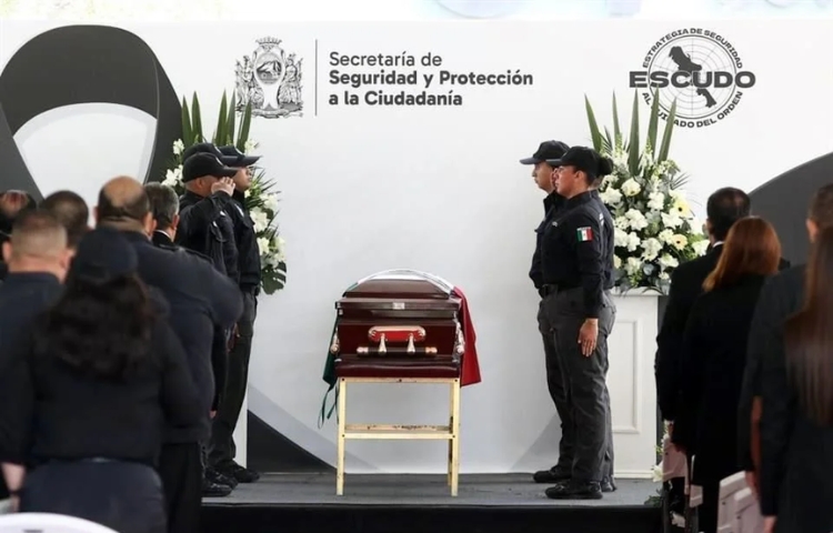 Rinden homenaje a policía de Monterrey asesinado en cumplimiento de su deber