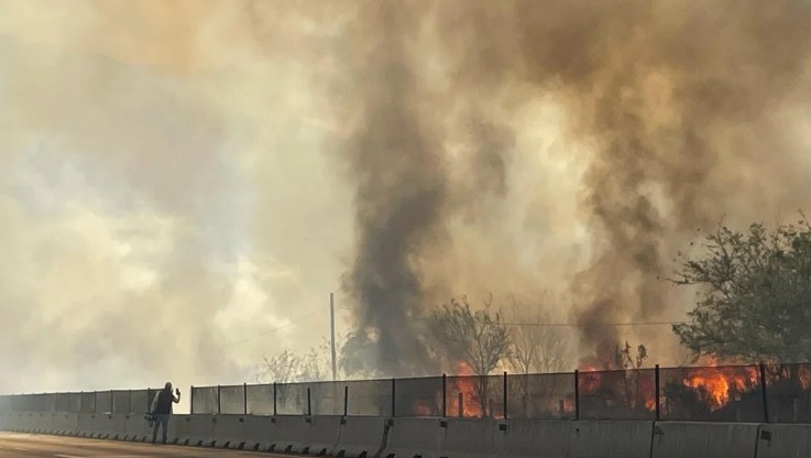 Explosión en subestación de CFE desata incendio y caos vial en García
