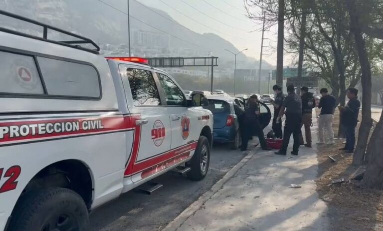 Bebé nace en auto tras quedar atrapados en el tráfico de San Pedro