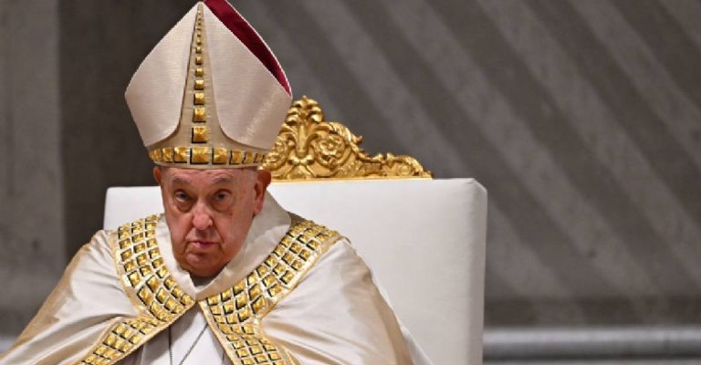 Papa Francisco Respira Sin Mascarilla, pero Su Pronóstico Sigue Reservado