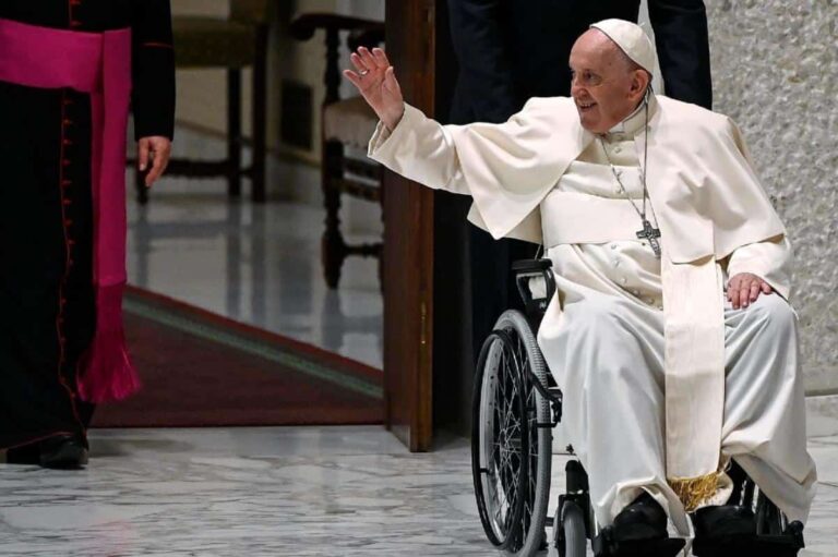 El Papa Francisco enfrenta un nuevo desafío: debe reaprender a hablar tras su tratamiento