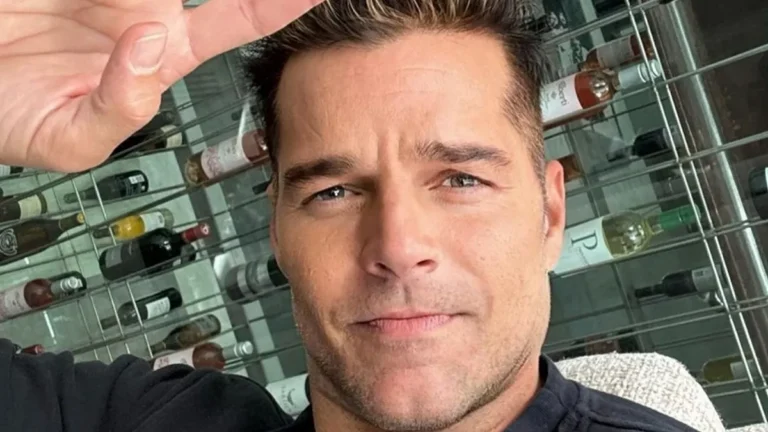 Ricky Martin sorprende con su aspecto juvenil y enciende las redes