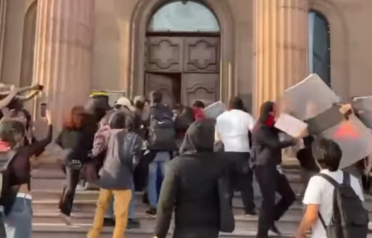Vinculan a proceso a Luis “N”, el manifestante que agredió a policías