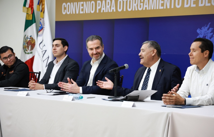 Firman Adrián y rector de la UANL convenio de becas para estudiantes