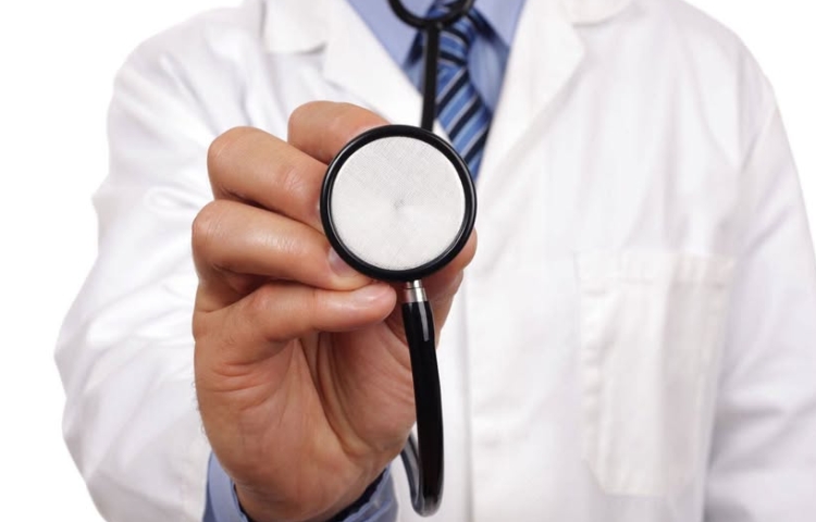Detienen a falso médico que abusaba de sus pacientes tras décadas de engaños