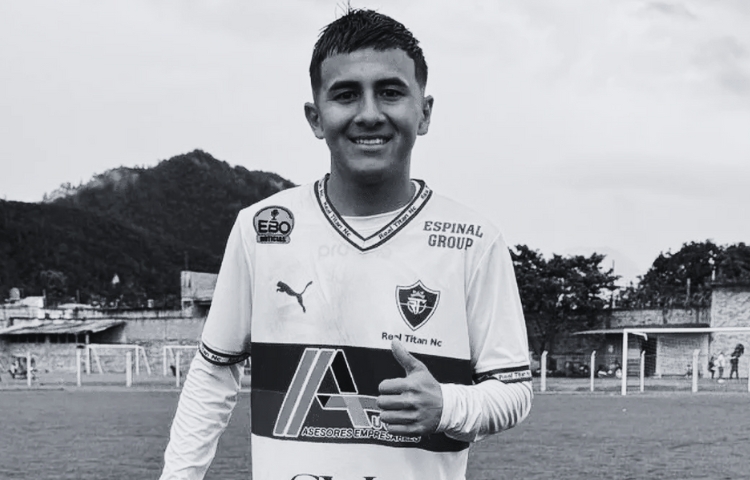Tragedia en la cancha: Joven futbolista peruano muere tras fuerte golpe en un partido