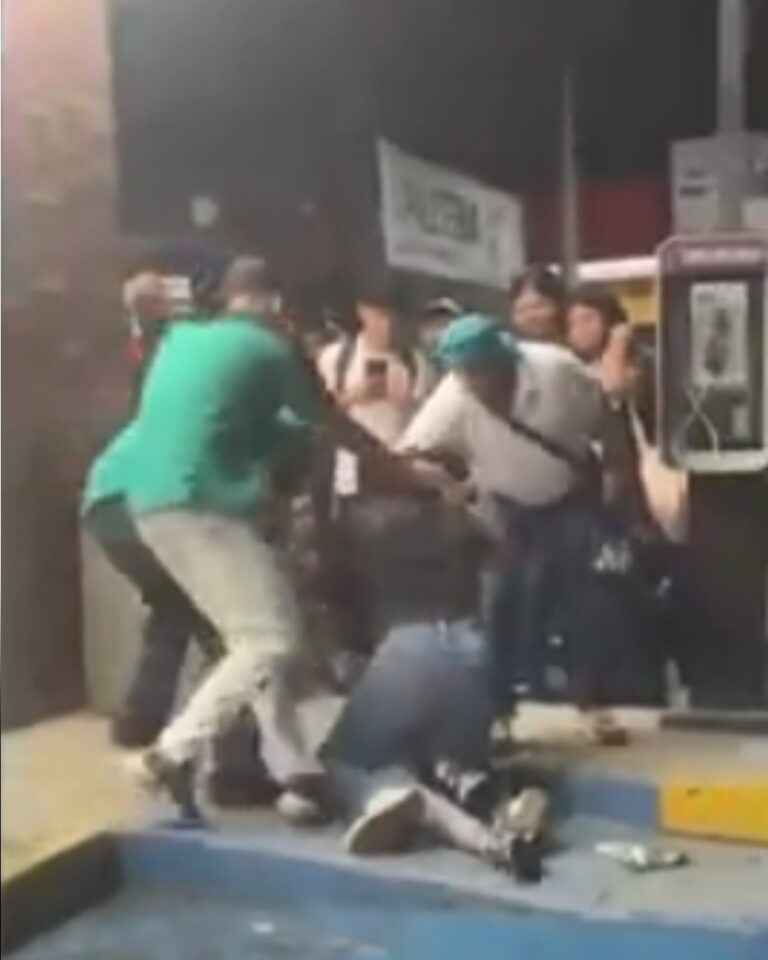 Estudiantes de prepa protagonizan riña afuera de tienda en Guadalupe