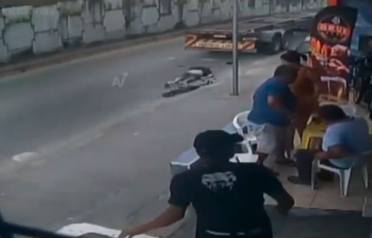 Hombre muere atropellado por tráiler tras perder control de su patín eléctrico