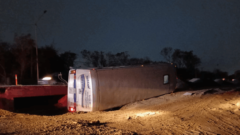 Ocho lesionados tras desbarrancarse camión de transporte en Juárez