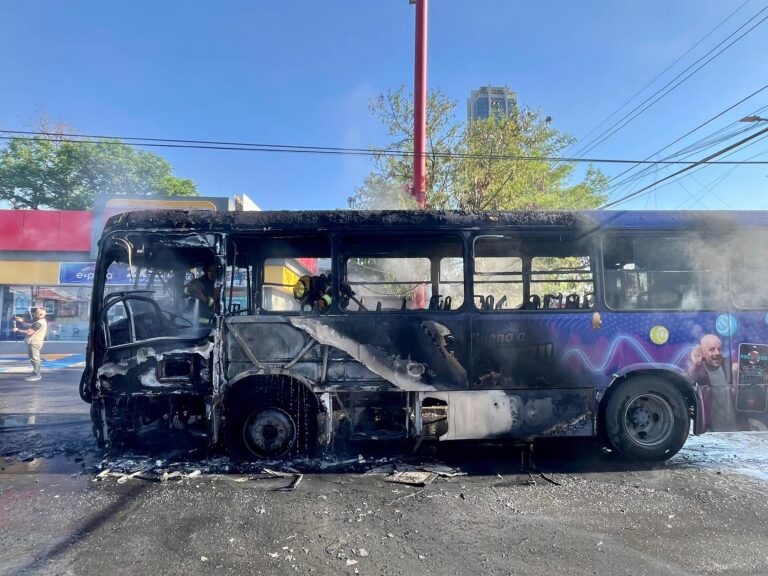 Atienden incendio de camión urbano en la colonia Independencia