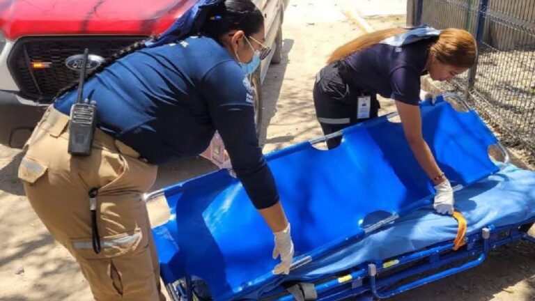 Hombre se desvanece en vía pública y es víctima de robo