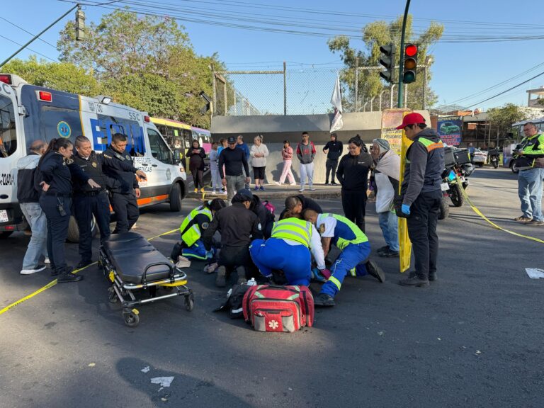 Vendedora de gelatinas es arrollada dos veces: patrulla la atropella cuando iba a auxiliarla