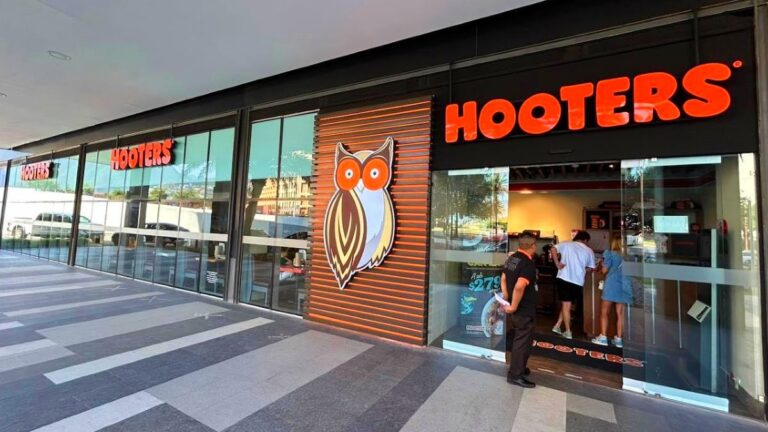 Hooters se reinventa: de la bancarrota en EU a un giro familiar en México