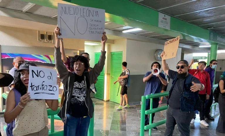 Protestan contra aumento de tarifas en el Metro y permiten entrada gratuita en Universidad
