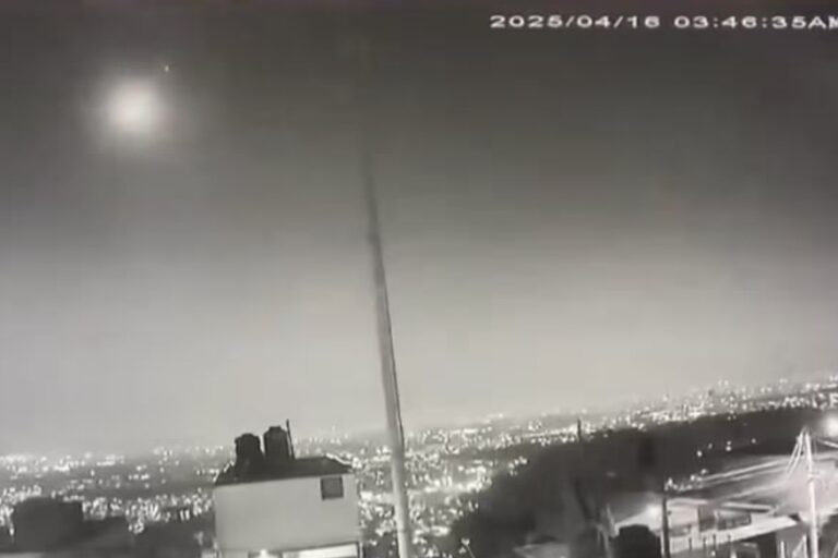 Luz brillante y sonido ensordecedor despiertan al Valle de México
