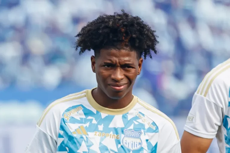 Futbolista se esconde mientras su esposa e hijo son secuestrados en su hogar