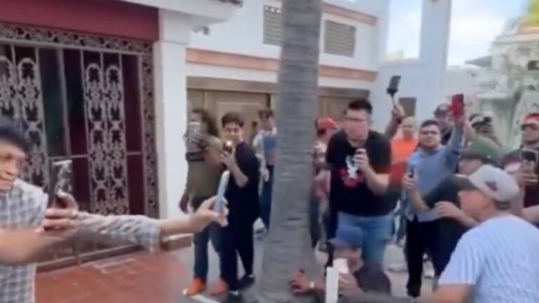 Vecinos lanzan huevos y prenden música frente a casa de extranjero en Mazatlán