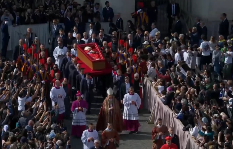 El cuerpo del papa Francisco llega a San Pedro entre homenajes