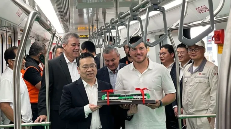 Samuel García aborda el Metro y presenta trenes recién llegados a la Línea 1