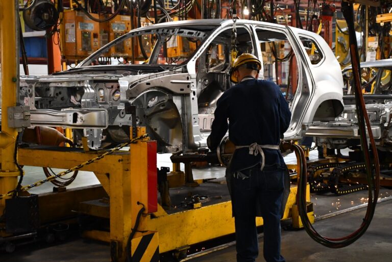 Autopartes cruzan hasta nueve veces la frontera en cadena de producción entre México y EU