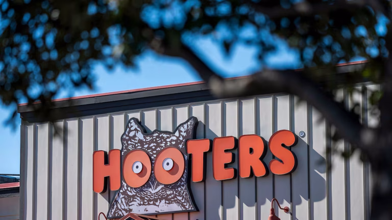 Hooters se declara en quiebra tras enfrentar inflación y caída en ventas