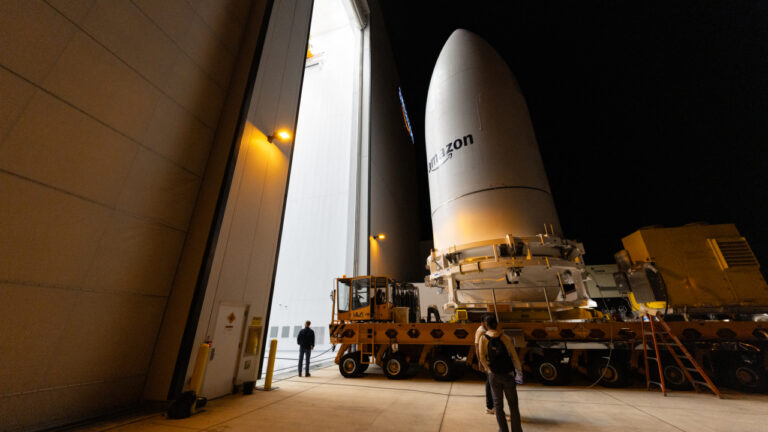 Amazon se prepara para competir con Starlink con el lanzamiento de sus primeros satélites
