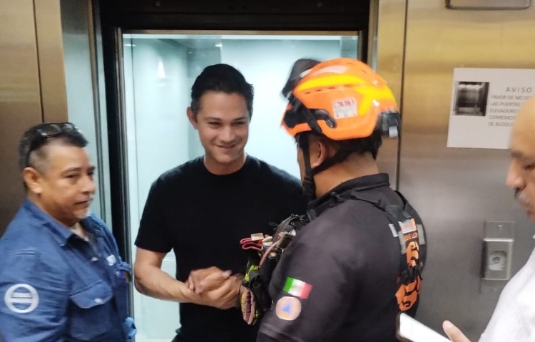 Diputado Armando Víctor Gutiérrez queda atrapado en elevador