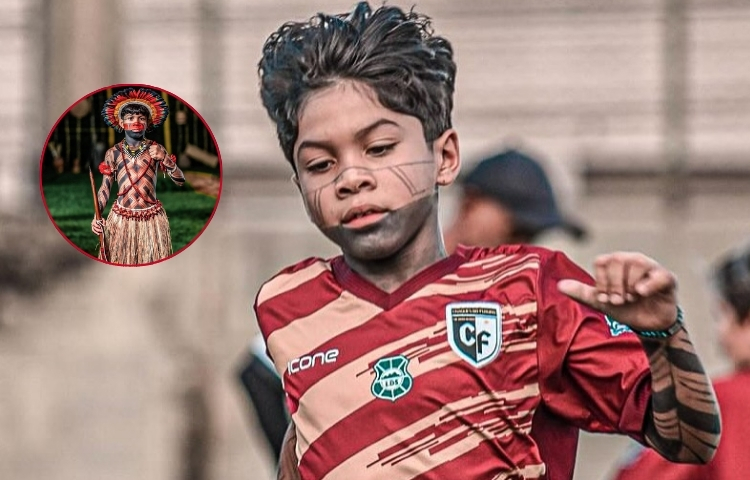 El crack de 10 años que juega pintado de pies a cabeza
