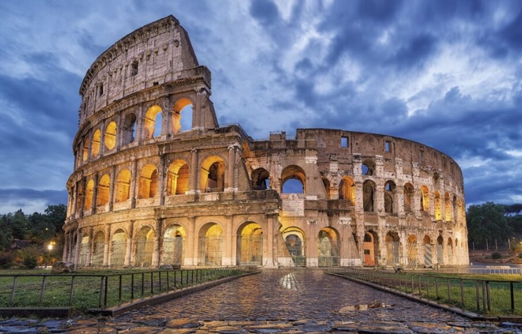 Turista estadounidense intenta tomarse una selfie en el Coliseo y termina gravemente herido tras caer sobre una reja