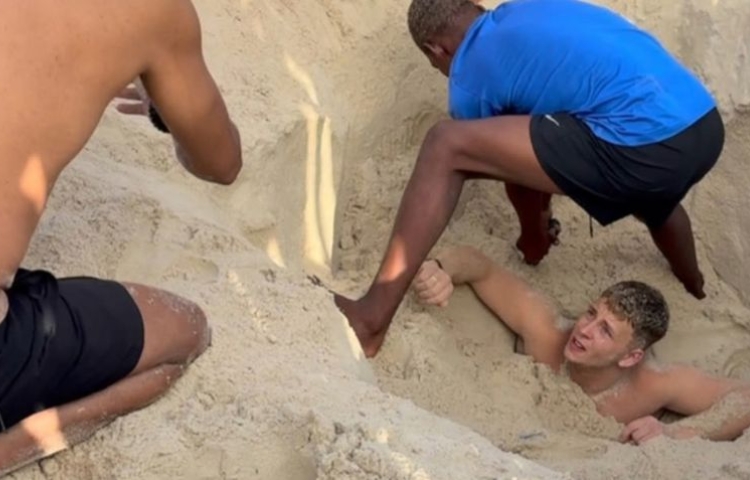Turista británico queda atrapado tras cavar hoyo en playa de Copacabana
