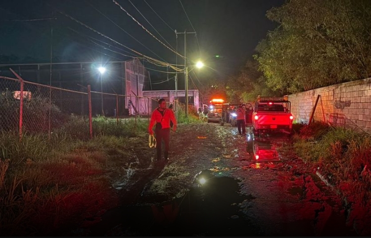 Motociclista muere tras ser arrastrado por arroyo