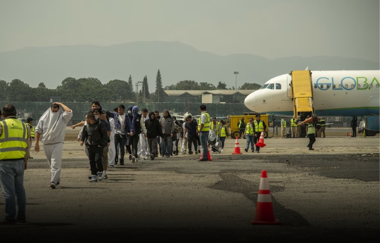 Gobierno de Donald Trump podrá revocar estatus temporal a migrantes de cuatro países