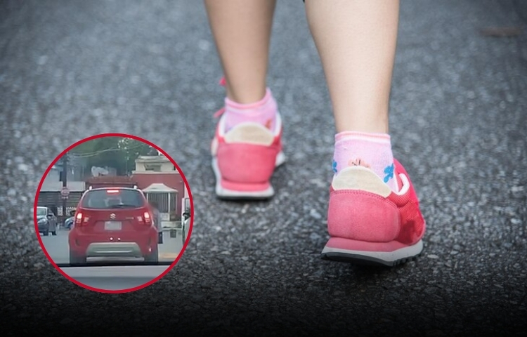 Niña ruega a su madre mientras corre junto a auto en calles de Guadalupe