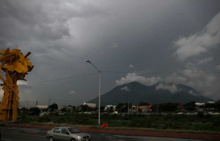 Se prevén posibles lluvias en zonas montañosas en NL; persiste el calor