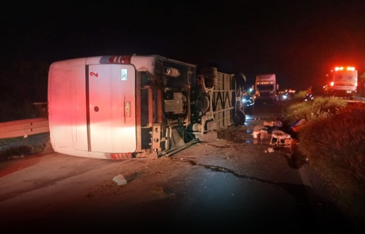 Cinco miembros de una familia mueren en volcadura de autobús en Hualahuises