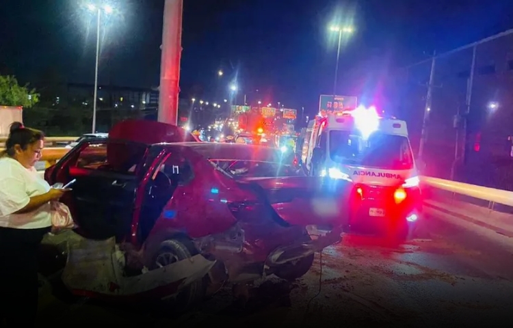 Colchón cae de camioneta y provoca choque con cuatro lesionados en San Nicolás