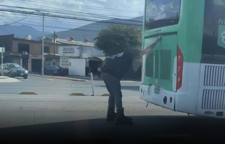 Captan a sujeto deslizándose en patines colgado de un camión de la Ecovía