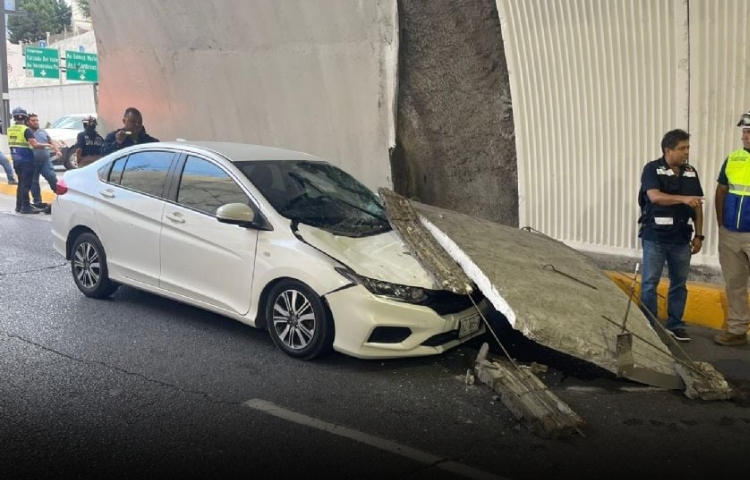 Colapsa recubrimiento de concreto en túnel de la Loma Larga; daña a un vehículo