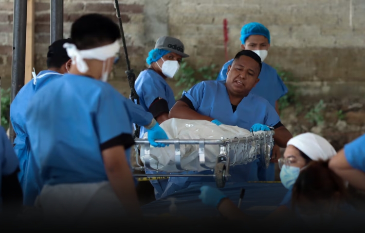 Familiares localizan más de 60 restos en fosa común de Jojutla, Morelos