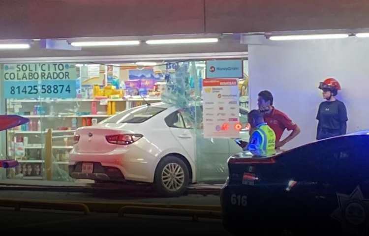 Vehículo se impacta contra farmacia en Monterrey; un menor resulta herido