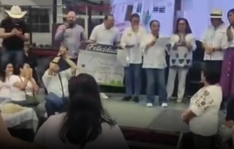 Le retiran casa ganada en rifa del Día de las Madres por no ser madre biológica